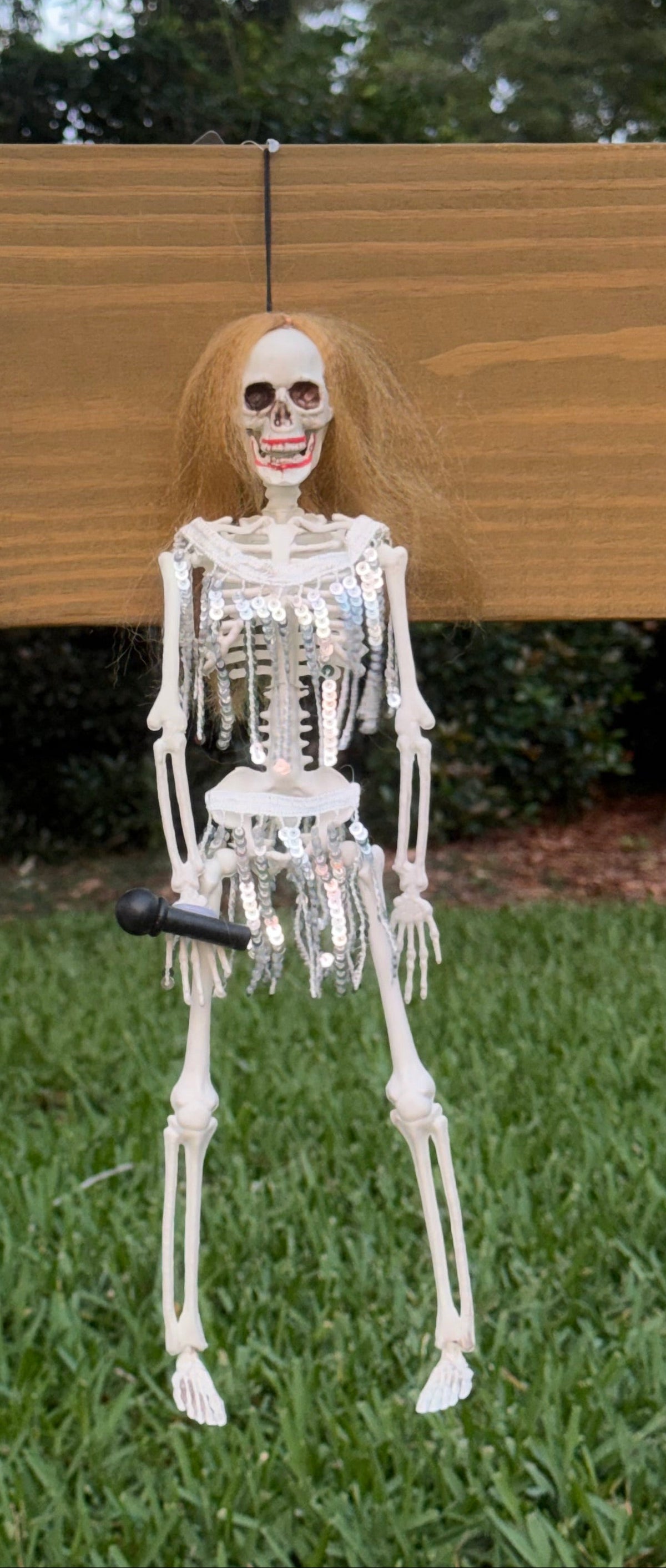 Singing, rockstar girl skeleton